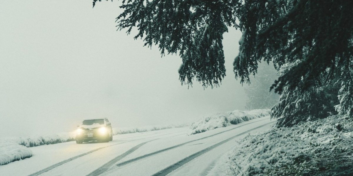 Ninsoarea blochează drumul prin Pasul Prislop: DN 18, afectat de stratul de zăpadă Traficul rutier pe DN 18, care străbate Pasul Prislop la altitudinea de 1.400 de metri, este perturbat din cauza ninsorii abundente căzute în ultimele ore