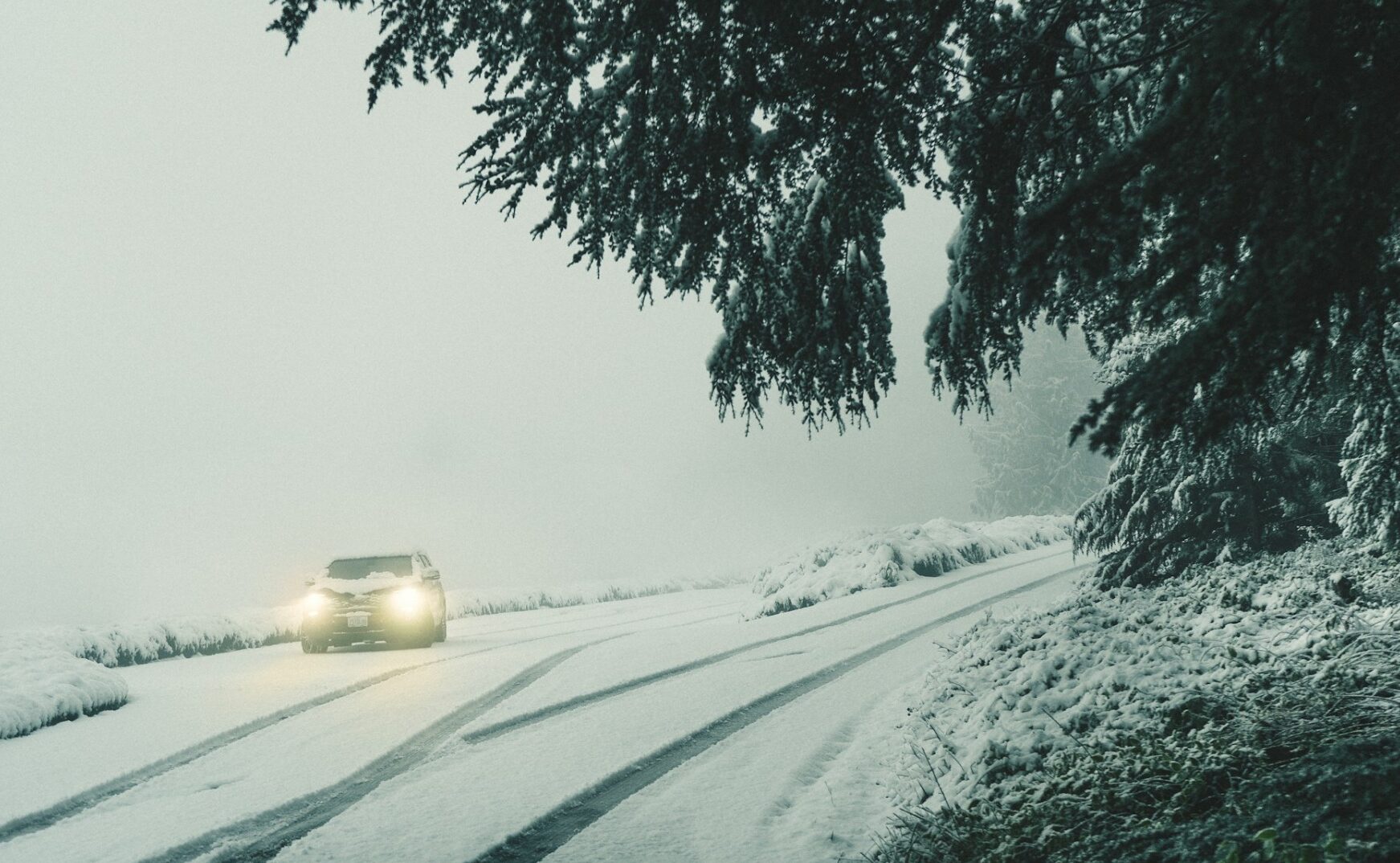 Ninsoarea blochează drumul prin Pasul Prislop: DN 18, afectat de stratul de zăpadă Traficul rutier pe DN 18, care străbate Pasul Prislop la altitudinea de 1.400 de metri, este perturbat din cauza ninsorii abundente căzute în ultimele ore