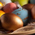 Știi cum scapi rapid de vopseaua de ouă de pe degete