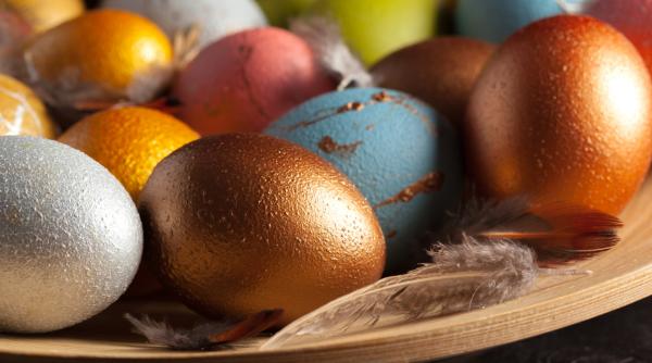 Știi cum scapi rapid de vopseaua de ouă de pe degete