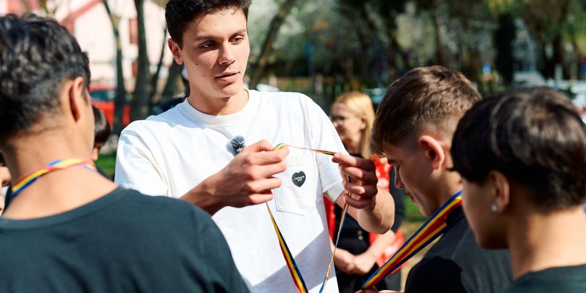 Sportivul a vizitat o casă familială din sectorul 4 al Capitalei, unde a petrecut timp cu 12 copii Un campion național și internațional a trecut recent pe lângă câțiva excluși de la viața obișnuită, vizitând o casă familială din Sectorul 4 al Capitalei