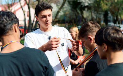 Sportivul a vizitat o casă familială din sectorul 4 al Capitalei, unde a petrecut timp cu 12 copii Un campion național și internațional a trecut recent pe lângă câțiva excluși de la viața obișnuită, vizitând o casă familială din Sectorul 4 al Capitalei