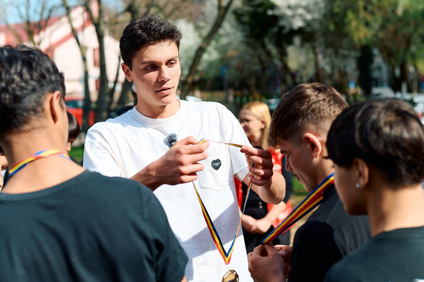 Sportivul a vizitat o casă familială din sectorul 4 al Capitalei, unde a petrecut timp cu 12 copii Un campion național și internațional a trecut recent pe lângă câțiva excluși de la viața obișnuită, vizitând o casă familială din Sectorul 4 al Capitalei