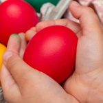 De ce ciocnim ouă roșii de Paști? Semnificația din spatele tradiției