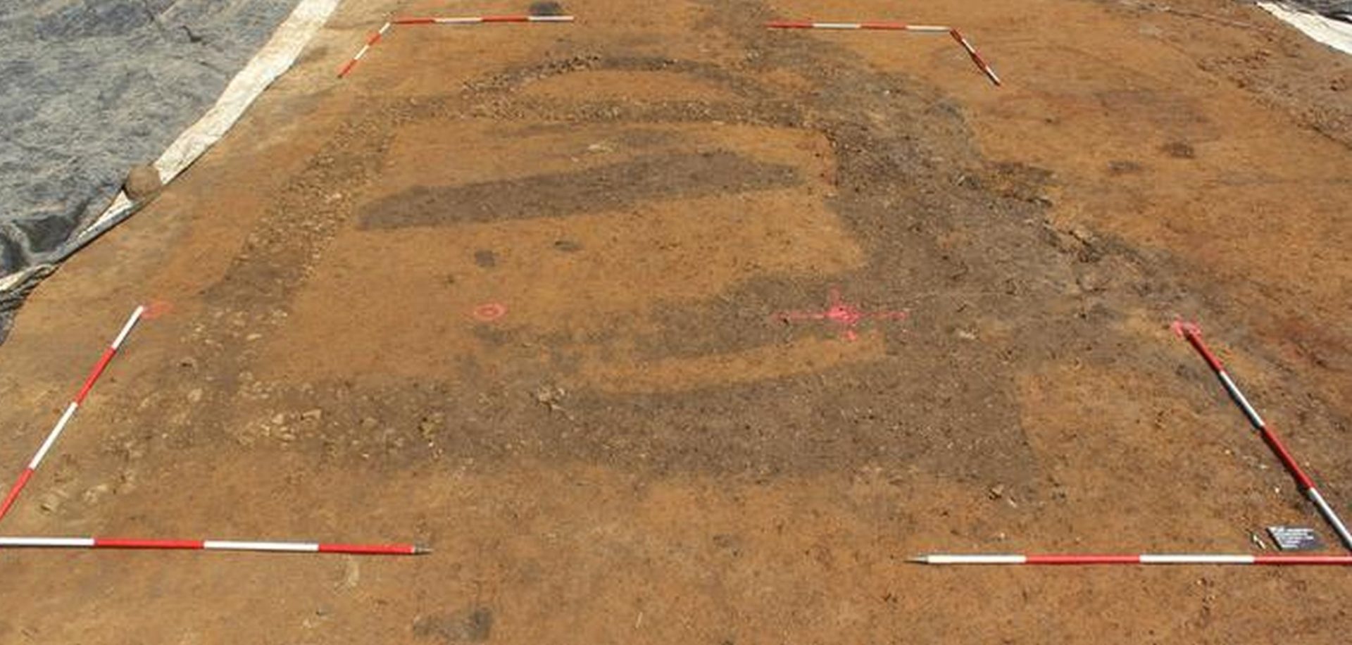 O descoperire arheologică de o importanță excepțională sub străzile din Frankfurt scoate la iveală un complex de cult roman care poate schimba înțelesul practicilor religioase din provinciile germane ale Imperiului Roman