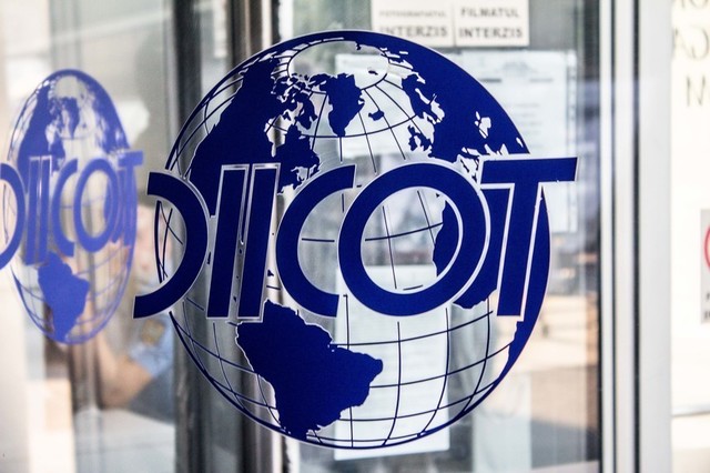 Percheziții-șoc: Droguri pentru elevi, cu reduceri! Liderul, "șef" de rețea