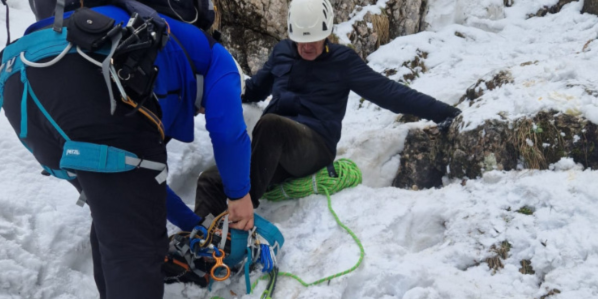 Turiști, chinuiți de ger în Piatra Craiului: Zeci de minute pe burtă, ca să nu cadă