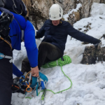 Turiști, chinuiți de ger în Piatra Craiului: Zeci de minute pe burtă, ca să nu cadă