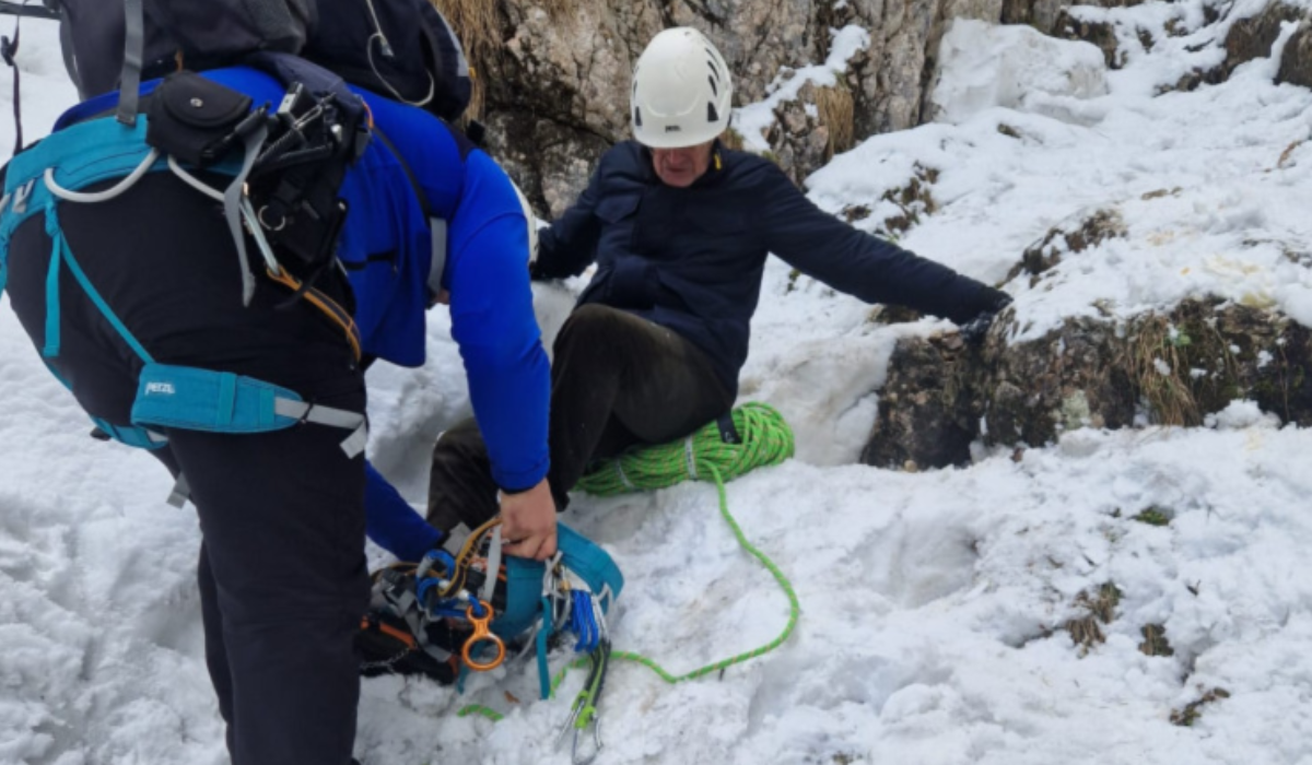 Turiști, chinuiți de ger în Piatra Craiului: Zeci de minute pe burtă, ca să nu cadă
