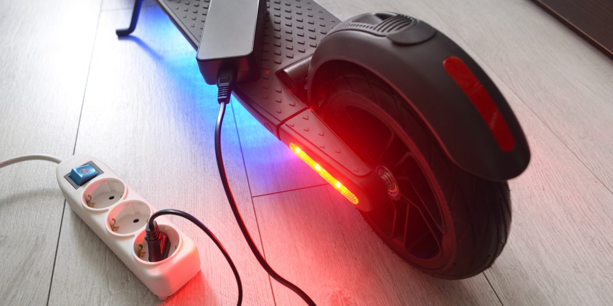 Un apartament din București a fost cuprins de flăcări recent, incendiul fiind provocat de o trotinetă electrică lăsată la încărcat