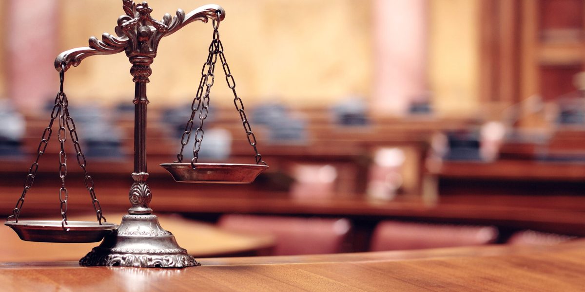 Vicepreședintele Consiliului Județean Argeș, MARIUS FLORINEL NICOLAESCU, alături de TATIANA EFTIMIE, director general al Direcției Generale de Asistență Socială și Protecția Copilului Argeș, și ADELA GOGOAȘE, director adjunct al aceleiași direcții, au fost trimiși în judecată de către procurorii Direcției Naționale Anticorupție (DNA)