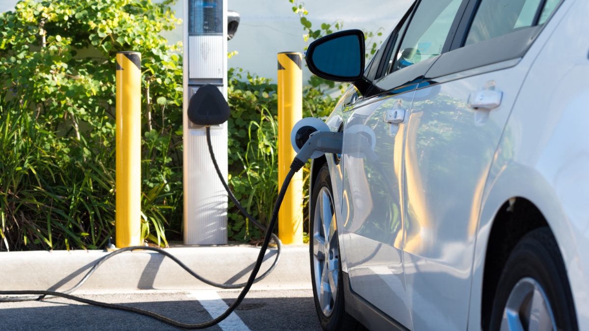 Benzina a scumpit electricele: Vânzări record în Europa!