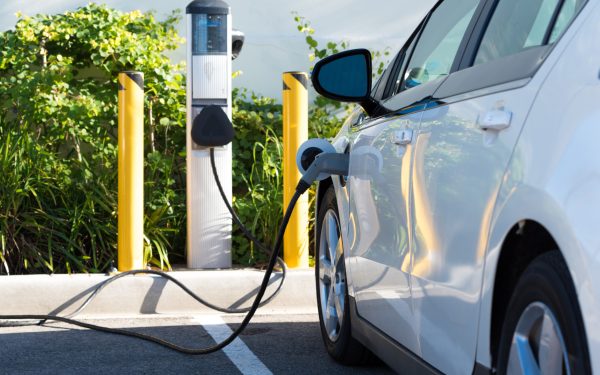 Benzina a scumpit electricele: Vânzări record în Europa!