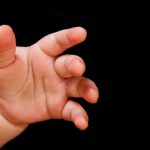 Bebeluș, găsit printre droguri și gunoi la Roma: român arestat, cuplul, acuzat de crimă