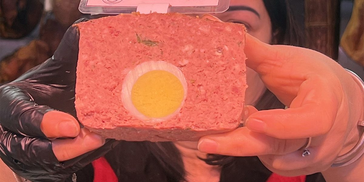 Înainte de Paște, Piața Obor din București se transformă într-un adevărat paradis al tradițiilor culinare, iar drobul de miel este vedeta incontestabilă