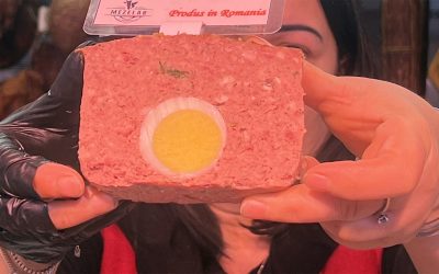 Înainte de Paște, Piața Obor din București se transformă într-un adevărat paradis al tradițiilor culinare, iar drobul de miel este vedeta incontestabilă