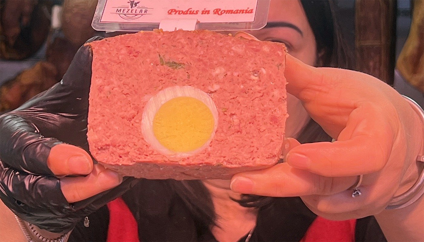 Înainte de Paște, Piața Obor din București se transformă într-un adevărat paradis al tradițiilor culinare, iar drobul de miel este vedeta incontestabilă