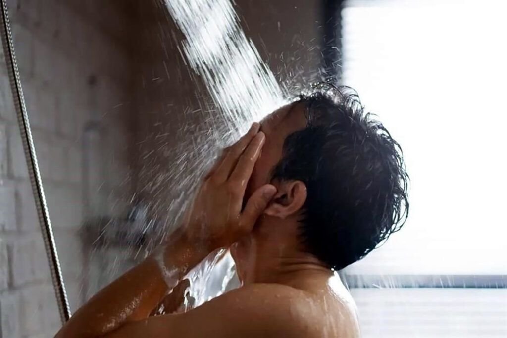 Medicii de la Harvard trag un semnal de alarmă: Dușurile zilnice, o obișnuință nocivă pentru mulți Pentru mulți dintre noi, dușul zilnic este o rutină aproape automată