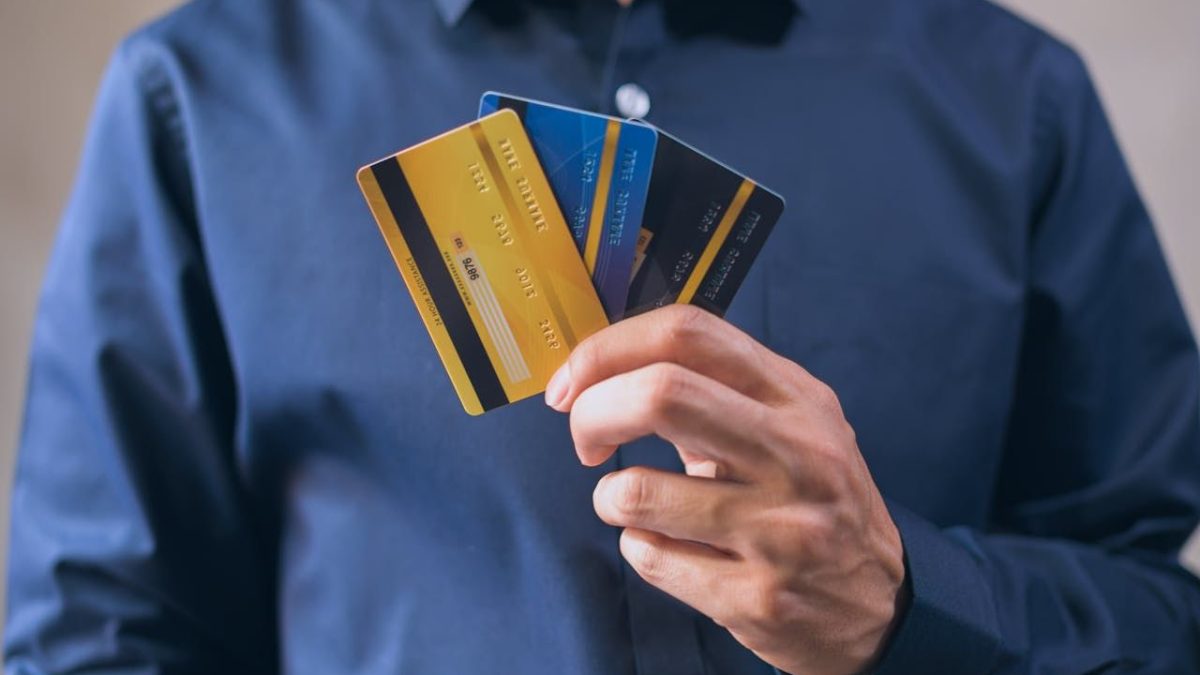 Un card, multiple valute: Simplifică-ți plățile în Europa și-n lume