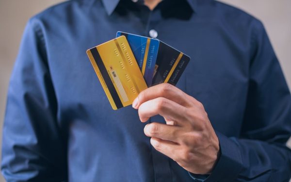 Un card, multiple valute: Simplifică-ți plățile în Europa și-n lume