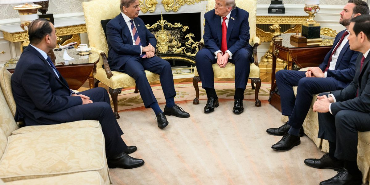 Într-un gest diplomatic surprinzător, Pakistanul s-a transformat într-un mediator cheie între Iran și Statele Unite, facilitând un armistițiu temporar și deschiderea Strâmtorii Ormuz