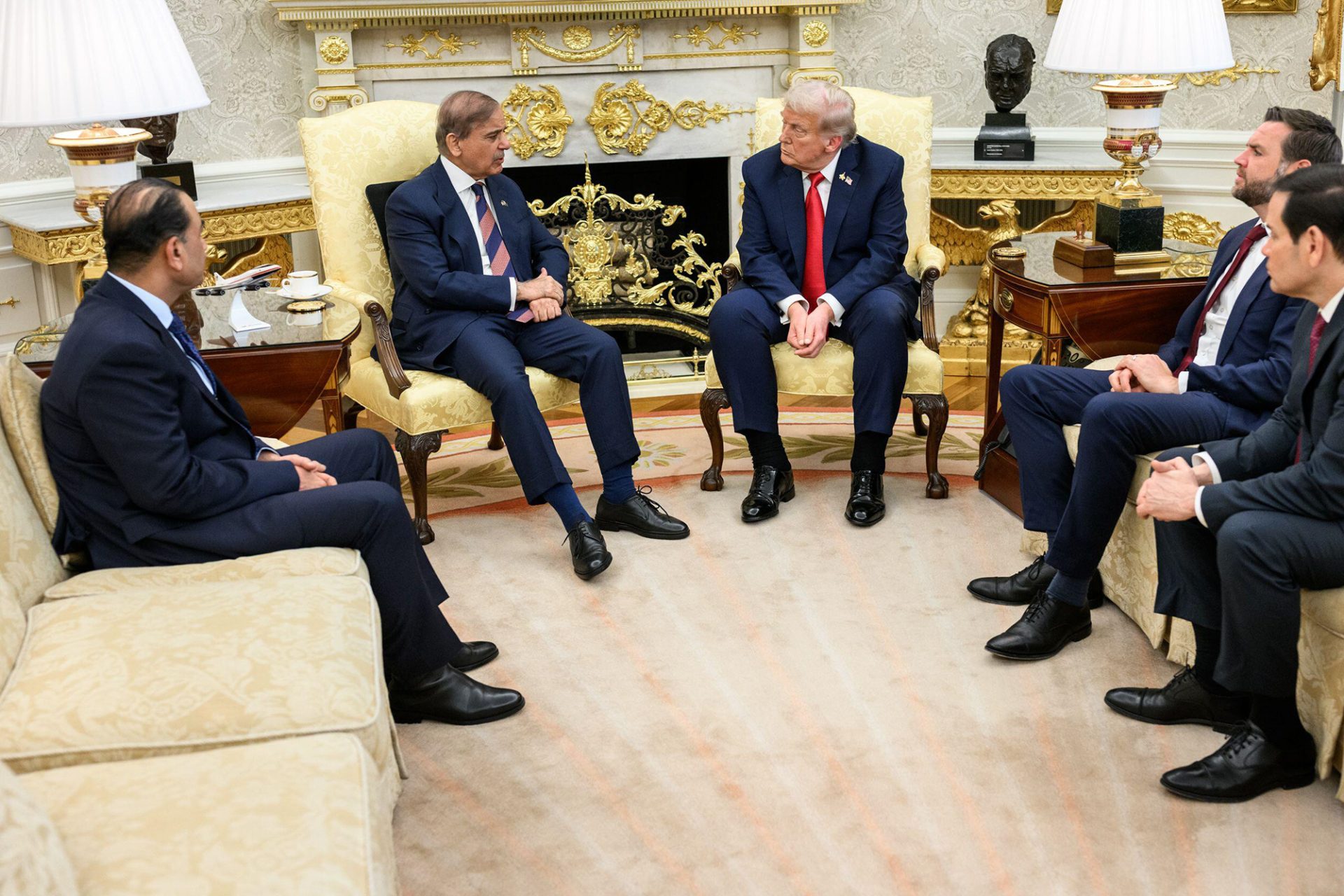 Într-un gest diplomatic surprinzător, Pakistanul s-a transformat într-un mediator cheie între Iran și Statele Unite, facilitând un armistițiu temporar și deschiderea Strâmtorii Ormuz