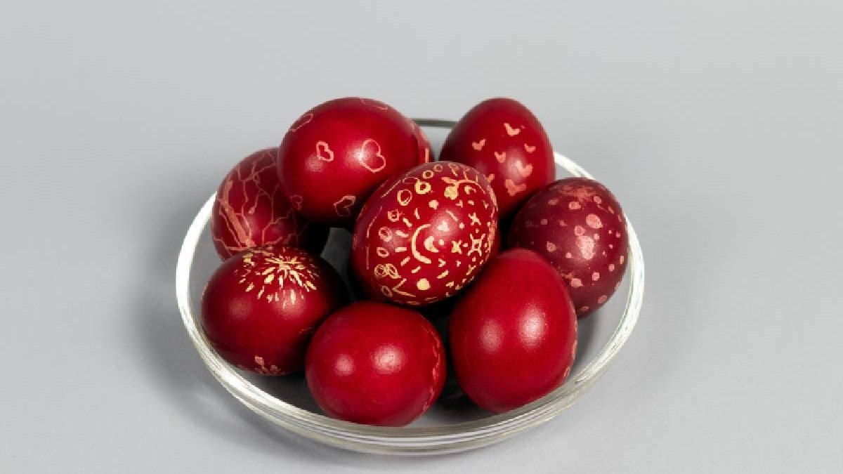 Cât pot sta OUĂLE roșii la frigider? Află trucurile de la gospodine