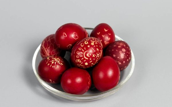 Cât pot sta OUĂLE roșii la frigider? Află trucurile de la gospodine