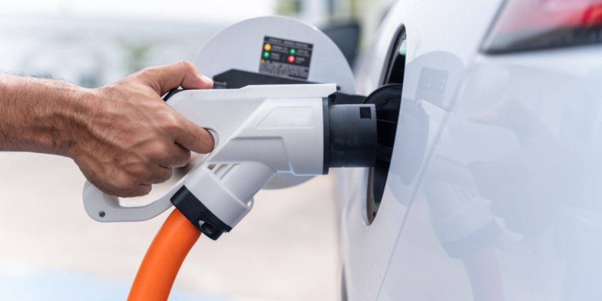 Proiectul USR privind modificarea Codului rutier prevede sancțiuni concrete pentru parcarea vehiculelor electrice pe spațiul destinat încărcării, fapt ce poate duce la contravenții