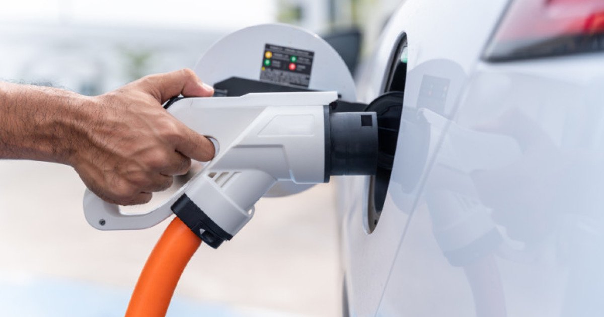 Proiectul USR privind modificarea Codului rutier prevede sancțiuni concrete pentru parcarea vehiculelor electrice pe spațiul destinat încărcării, fapt ce poate duce la contravenții