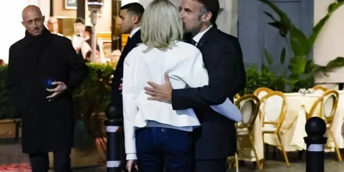 Emmanuel Macron și soția sa, Brigitte, au fost fotografiați în ipostaze tandre la Roma, duminică seară, în timpul unei vizite oficiale