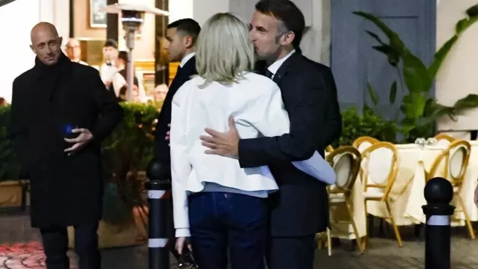 Emmanuel Macron și soția sa, Brigitte, au fost fotografiați în ipostaze tandre la Roma, duminică seară, în timpul unei vizite oficiale
