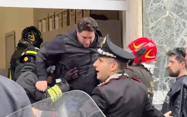 Jaf armat în Napoli: Hoți cu 25 de ostatici, panică în centrul orașului