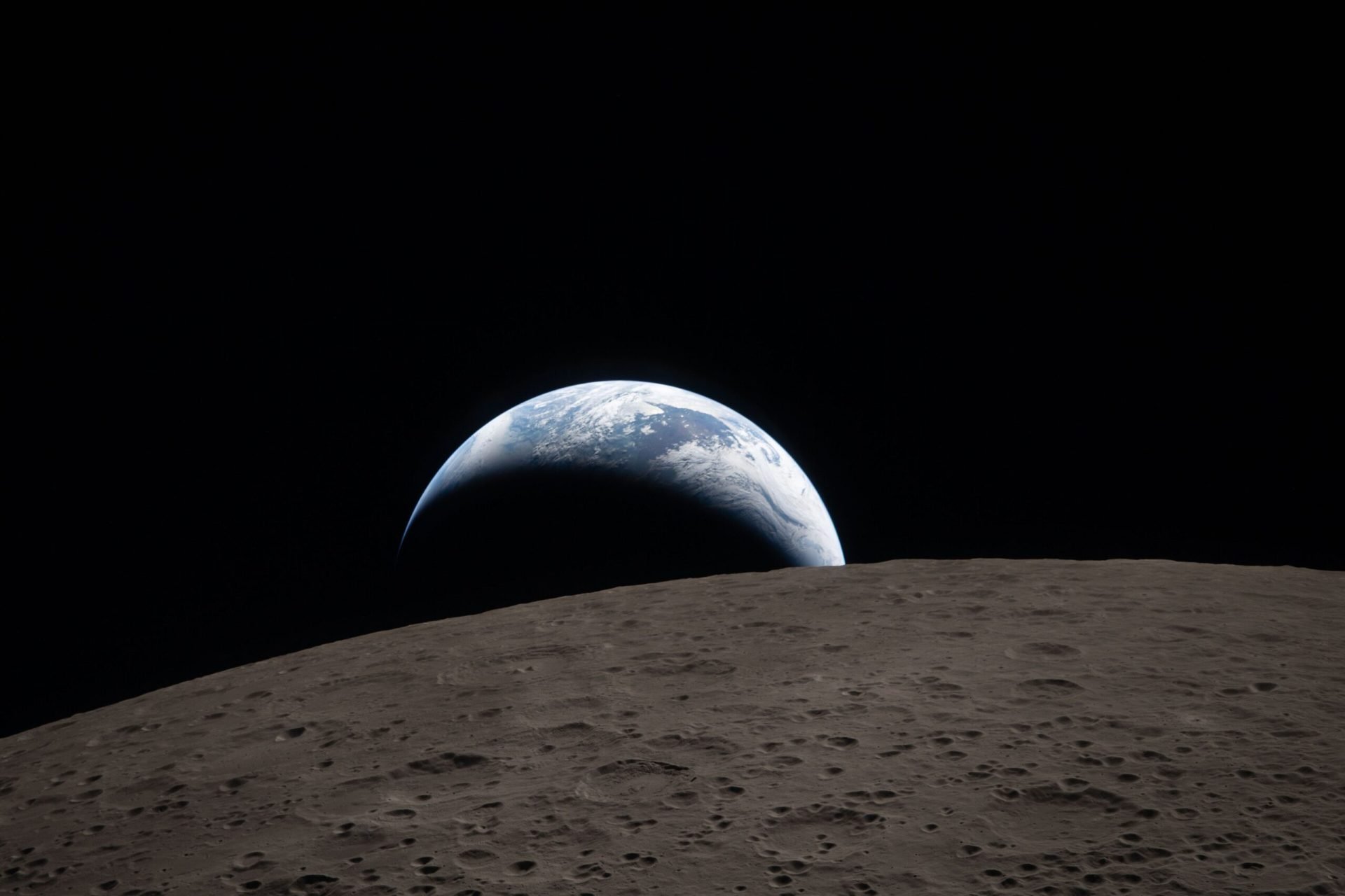 Agenția spațială americană NASA a făcut publice primele imagini spectaculoase cu „fața întunecată” a Lunii, capturate în timpul misiunii istorice Artemis 2