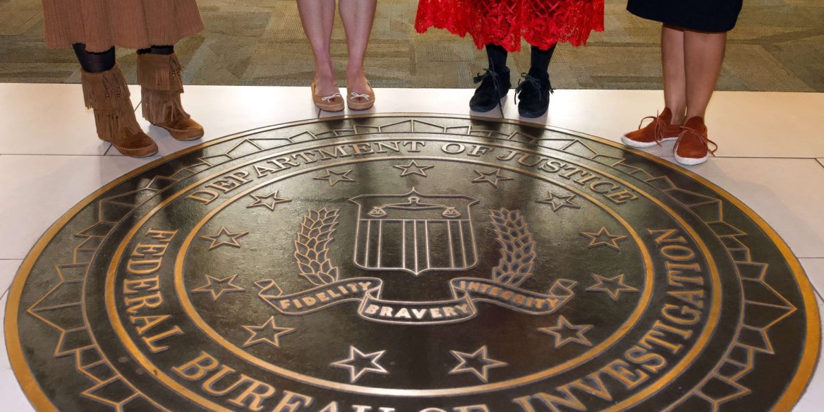 FBI Avertizează Statele Unite de Amenințări Iraniane, Casa Albă Încearcă Să Calmeze Tensiunile Statele Unite ale Americii se confruntă cu o potențială creștere a amenințărilor din partea guvernului iranian, conform avertismentelor recente ale FBI-ului transmise autorităților statale și locale de aplicare a legii