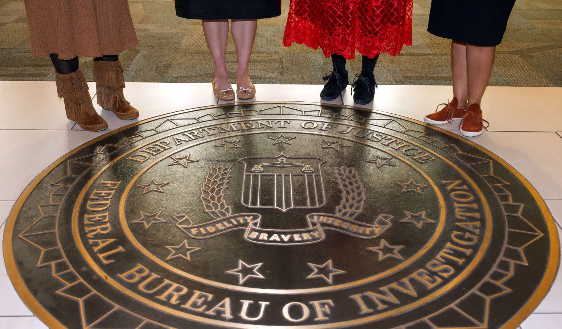 FBI Avertizează Statele Unite de Amenințări Iraniane, Casa Albă Încearcă Să Calmeze Tensiunile Statele Unite ale Americii se confruntă cu o potențială creștere a amenințărilor din partea guvernului iranian, conform avertismentelor recente ale FBI-ului transmise autorităților statale și locale de aplicare a legii