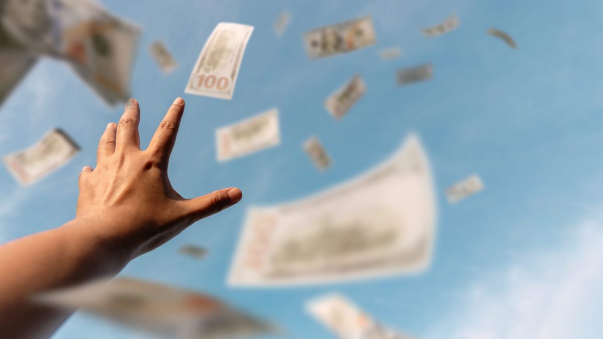 Ceartă sângeroasă în familie: 160.000 de dolari, aruncați de la balcon