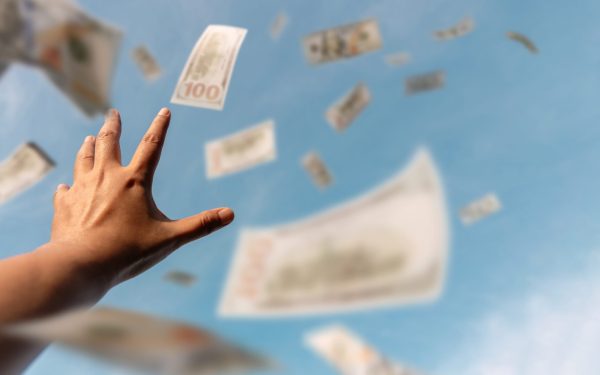 Ceartă sângeroasă în familie: 160.000 de dolari, aruncați de la balcon