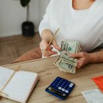 Tineri, dependenți de părinți: experții cer reguli clare pentru sprijin