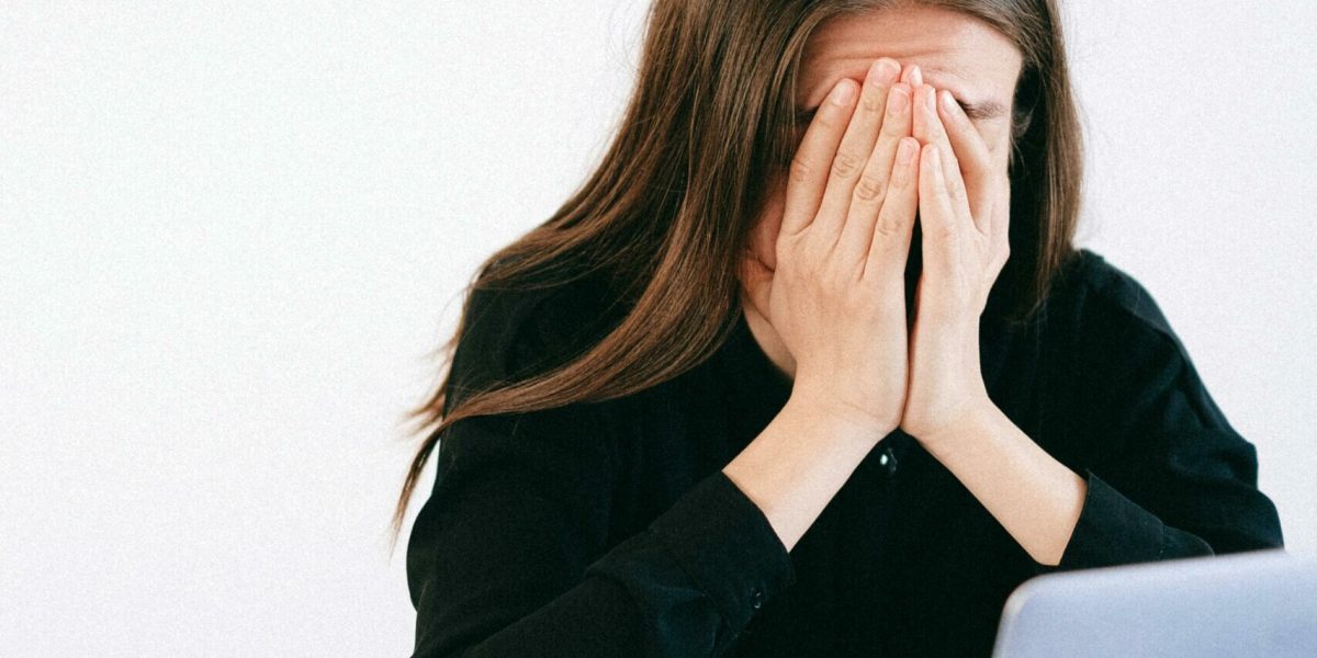 Utilizarea excesivă a telefoanelor mobile și a calculatorului afectează sănătatea fizică, avertizează specialiștii Utilizarea constantă a telefoanelor mobile, a computerelor și a tabletelor pare să aibă un impact negativ asupra sănătății fizice a oamenilor