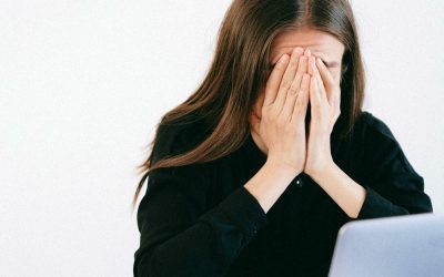 Utilizarea excesivă a telefoanelor mobile și a calculatorului afectează sănătatea fizică, avertizează specialiștii Utilizarea constantă a telefoanelor mobile, a computerelor și a tabletelor pare să aibă un impact negativ asupra sănătății fizice a oamenilor