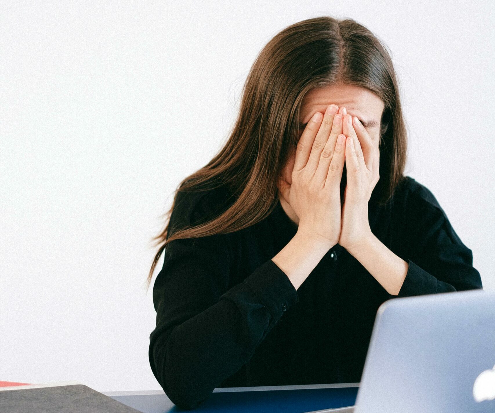 Utilizarea excesivă a telefoanelor mobile și a calculatorului afectează sănătatea fizică, avertizează specialiștii Utilizarea constantă a telefoanelor mobile, a computerelor și a tabletelor pare să aibă un impact negativ asupra sănătății fizice a oamenilor