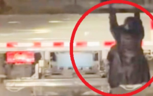 Înșelătorie ca-n filme: O chinezoaică a prins infidelul, agățată de camion