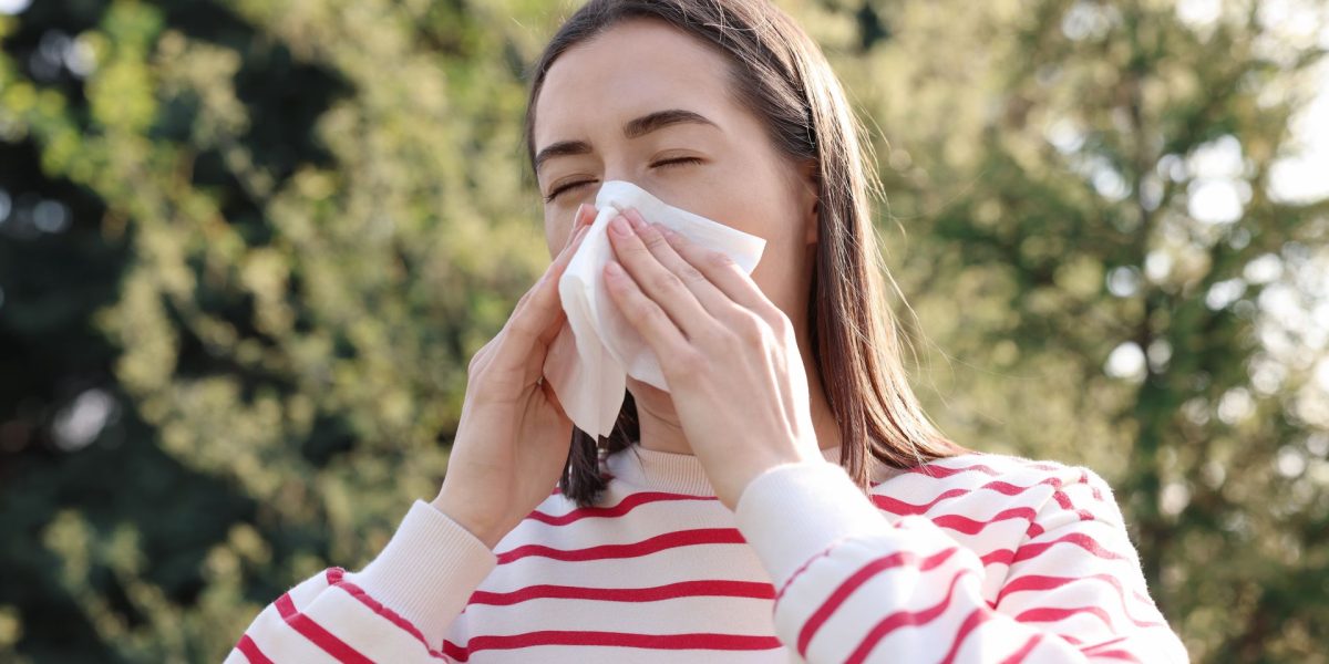 O femeie din Grecia, în vârstă de 58 de ani, a trecut printr-o experiență medicală șocantă după ce a început să strănute viermi