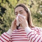 O femeie din Grecia, în vârstă de 58 de ani, a trecut printr-o experiență medicală șocantă după ce a început să strănute viermi