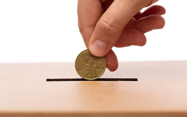 Cât de greu e să te desprinzi de părinți? Sfaturile experților pentru tineri