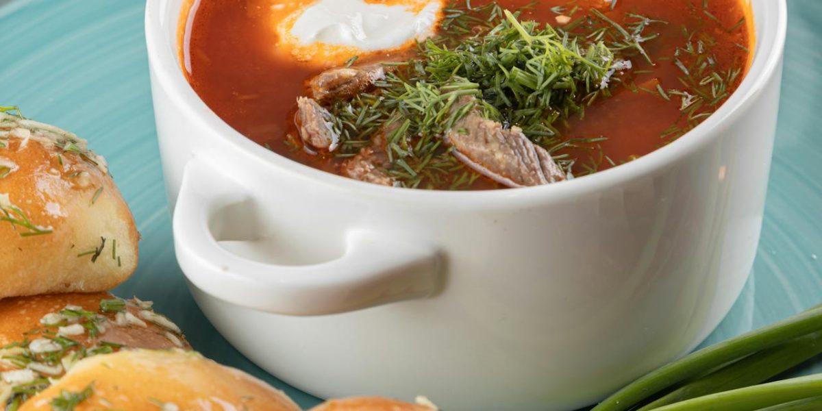 Studiu arată că mesele în familie contribuie la obiceiuri alimentare mai sănătoase în România Una dintre cele mai profunde tradiții ale românilor, masa în familie, păstrează un loc special în viața cotidiană, chiar și în fața ritmului alert impus de societate