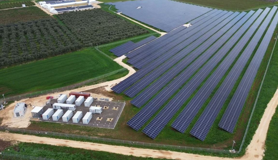 Autorizație pentru amplasarea unei baterii de stocare a energiei electrice la Părău, Județul Brașov, aprobată de ANRE Comitetul de Reglementare al Agenției Naționale de Reglementare în Energie (ANRE) analizează în următoarea ședință, programată pentru data de 7 aprilie, un proiect care vizează autorizarea construcției unei instalații de stocare a energiei electrice de capacitate semnificativă