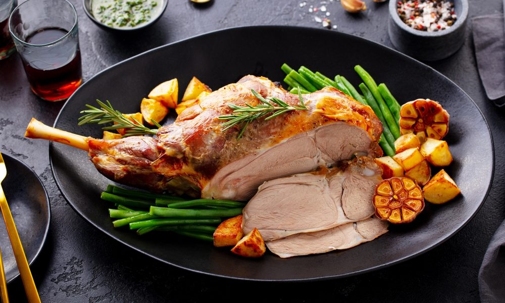 Friptura de miel, vedeta meselor de Paște, cere un vin pe măsură Friptura de miel, preparat tradițional nelipsit de pe mesele românilor în perioada sărbătorilor pascale, este o experiență culinară complexă