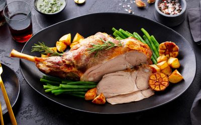 Friptura de miel, vedeta meselor de Paște, cere un vin pe măsură Friptura de miel, preparat tradițional nelipsit de pe mesele românilor în perioada sărbătorilor pascale, este o experiență culinară complexă